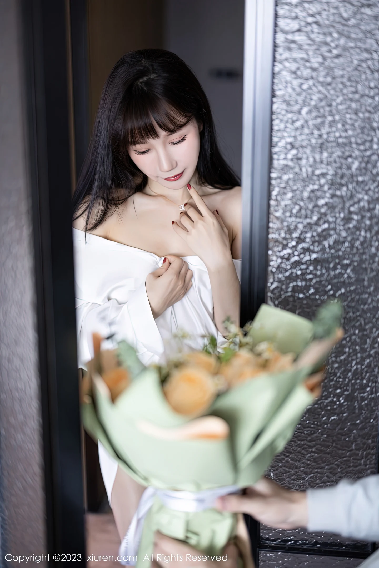 图片[2]-[XiuRen秀人网]2023.01.17 VOL.6142 严利娅Yuliya 红色连体情趣内衣加黑丝美腿性感私房写真集-秀人网官方网站